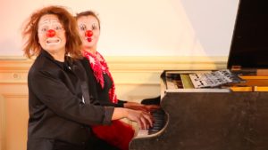 Über die Die Klang-Clowns. Klavieriki sind Olga Shkrygunova und Lisa Starostina. 